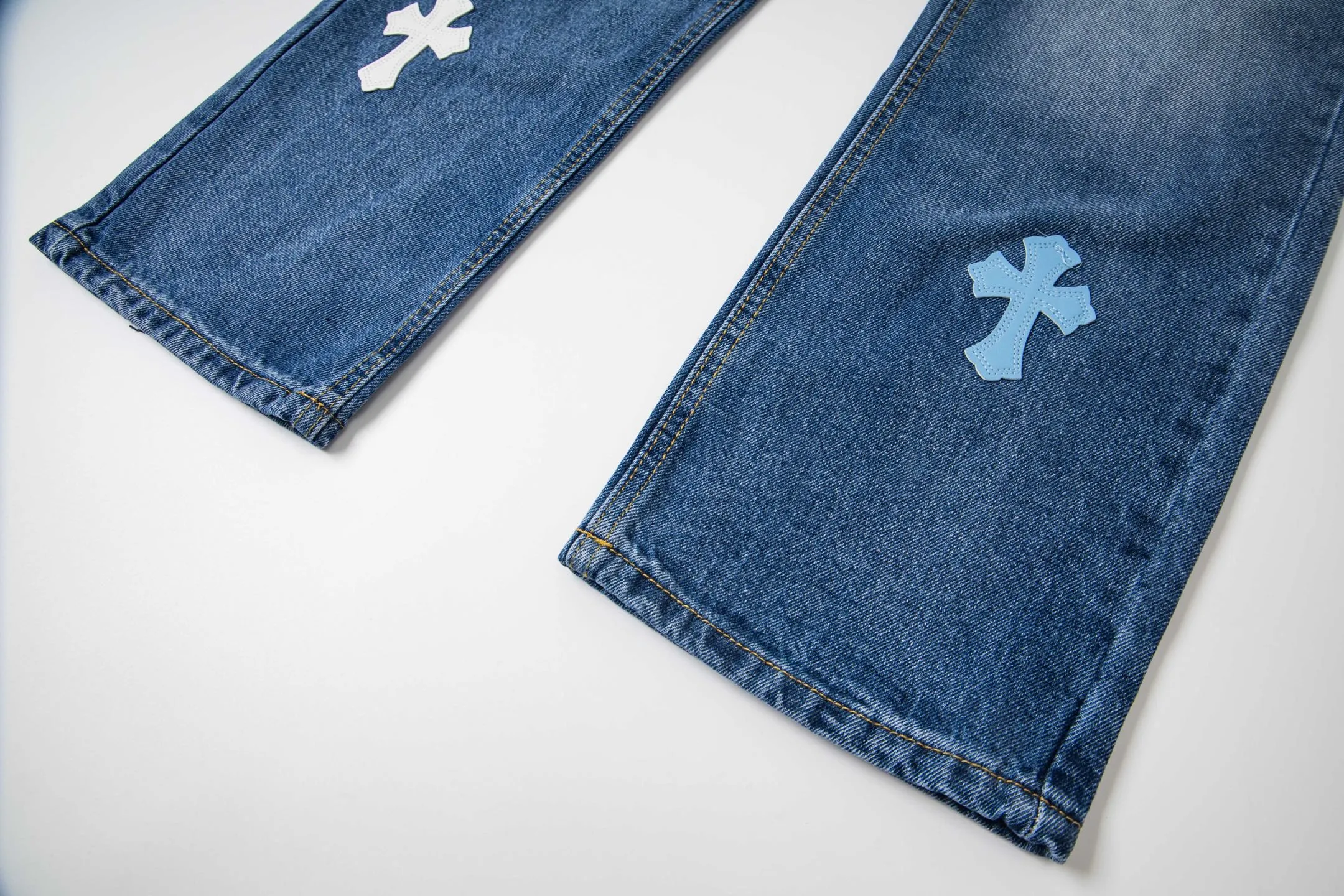P260 Chrome Hearts light blue pants, Sanskrit blue and white patchwork leather jeans. CH jeans need to be washed and then disassembled and hand-stitched with sheepskin cross leather and then spliced ​​together. The whole piece has too many craftsmanship to explain. The patchwork cross pattern is embellished, and the high-waisted washed jeans! ! Absolutely high-end luxury products, god-level single products and super popular products, made with top heavy industry, a must-see magic weapon. Customized hardware. The fabric is thick and soft after washing. It has good breathability. Customized small leather label. Unique design. The details are simple and elegant, and the workmanship is exquisite. The entire trousers are neatly routed and the details are in place! It’s so cool that both men and women can easily control the genderless trend! Style number: 1805# Color: blue Size: 28 30 32 34
